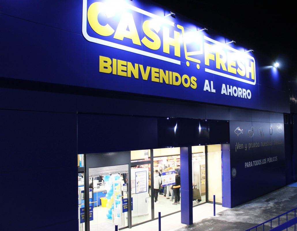 Cash Fresh inaugura un nuevo supermercado en Fuengirola y abre de nuevo su  tienda de la calle Gustavo Gallardo en Sevilla tras una gran reforma -  Grupo MAS